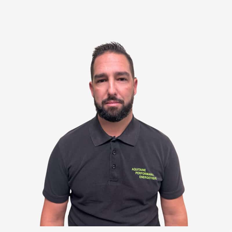 Portrait Employé Aquitaine Performance Énergétique Polo Noir Homme barbu, coiffure courte, portant un polo noir floqué "AQUITAINE PERFORMANCE ENERGETIQUE" sur fond blanc.